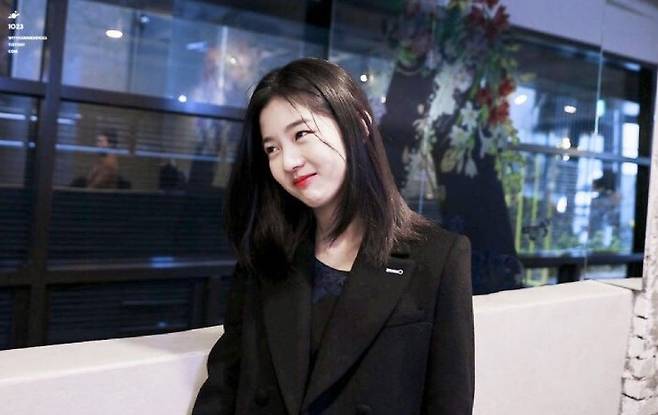 shin eun-soo jyp trainee actresswoman-black' 'coat-window-smile.