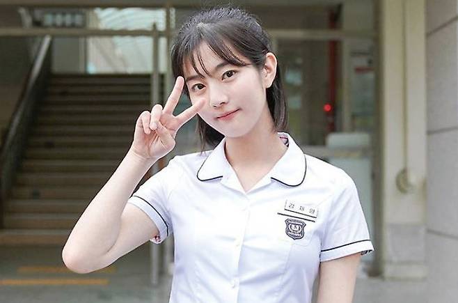 shin eun-soo jyp trainee actressteenager-uniform-peaceSign-portrait.