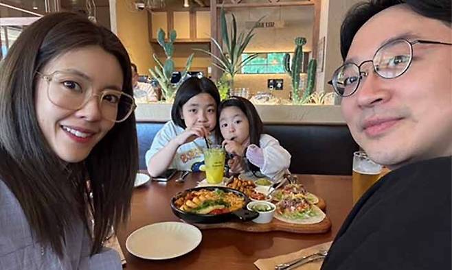 lee yoon-ji divorce rumorFamily-Restaurant-Meal-Smiling.