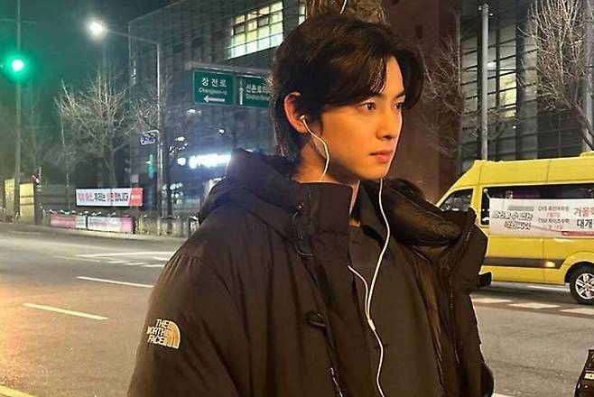 cha eun-woo ideal type shin min-ahman-headphones-jacket-street.