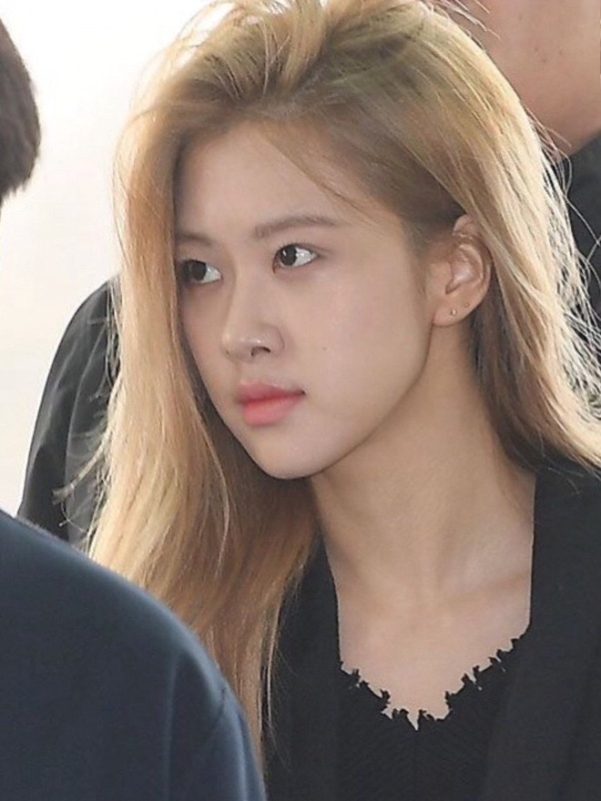 blackpink no makeupRosé-blonde' 'hair-earring-black' 'top.