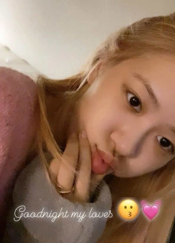 blackpink no makeupselfie-blonde-kiss-goodnight.