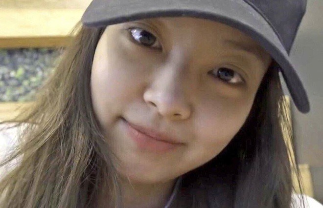 blackpink no makeupwoman-cap-portrait-smile.