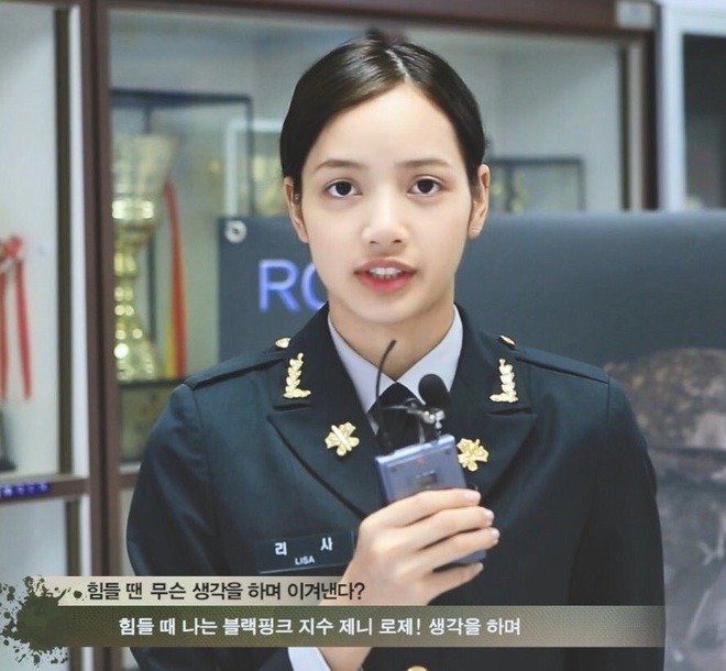 blackpink no makeupLisa-military-uniform-microphone.