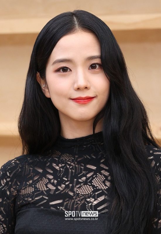 blackpink no makeupJisoo-BlackHair-LaceTop-RedLipstick.