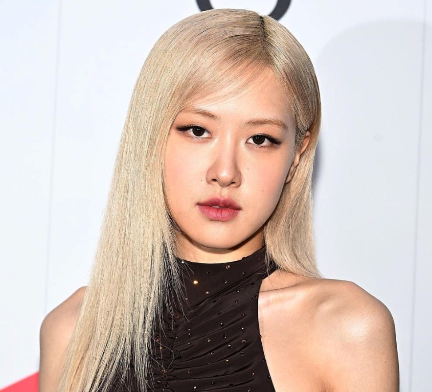 blackpink no makeupRosé-blondeHair-portrait-blackDress.