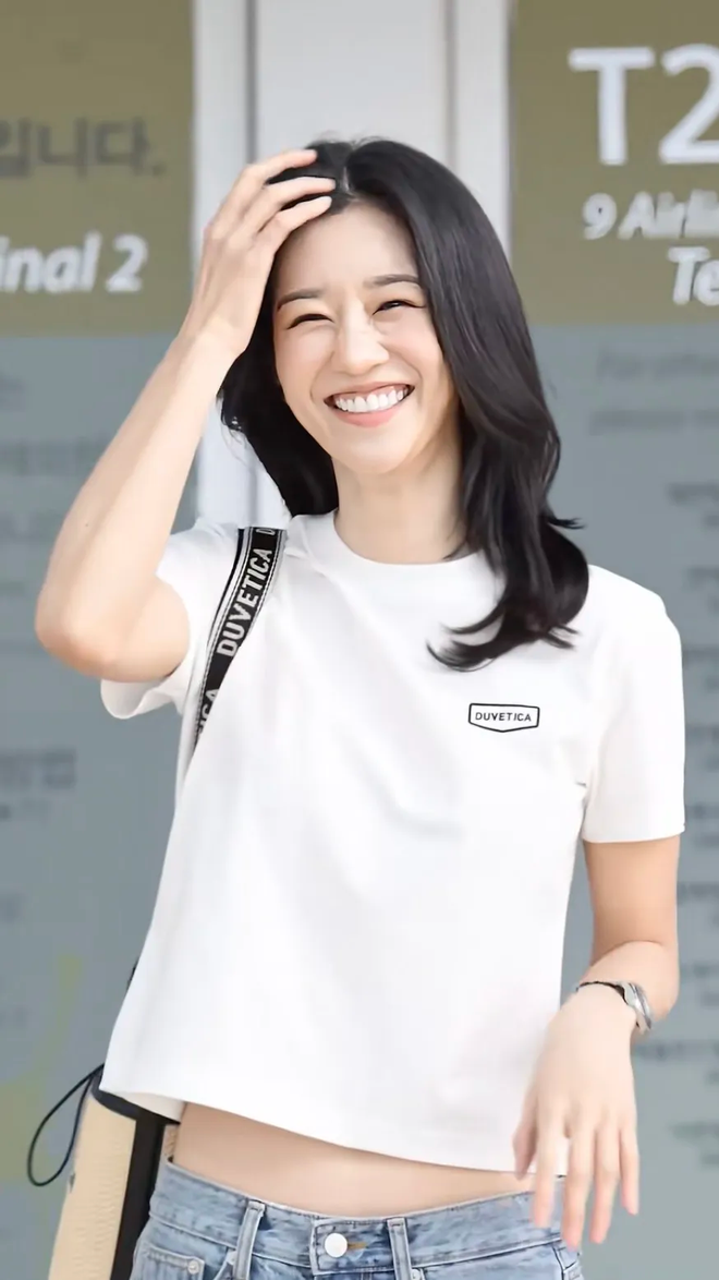 seo ye-ji da nang tripsmiling-woman-airport-casual-fashion.