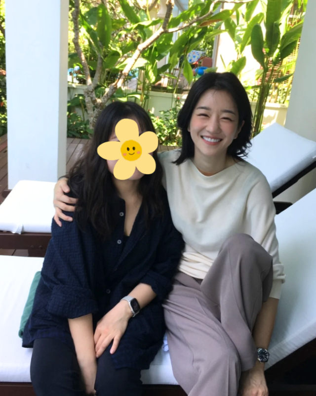 seo ye-ji da nang triptwopeople-smiling-outdoor-hugging.
