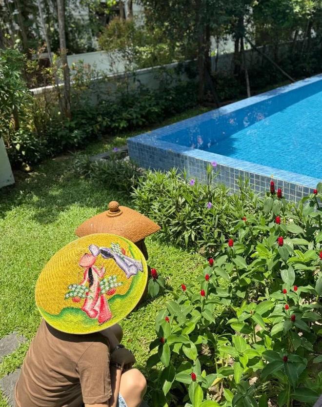 seo ye-ji da nang tripperson-hat-pool-garden.