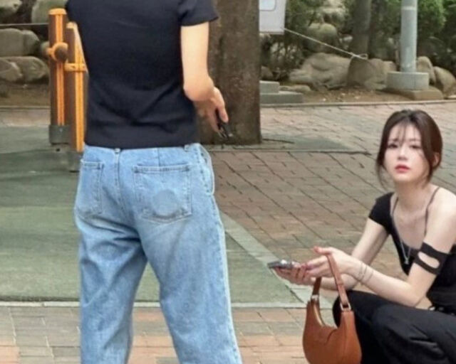 go youn-jung street photosoutdoor-jeans-woman-handbag.