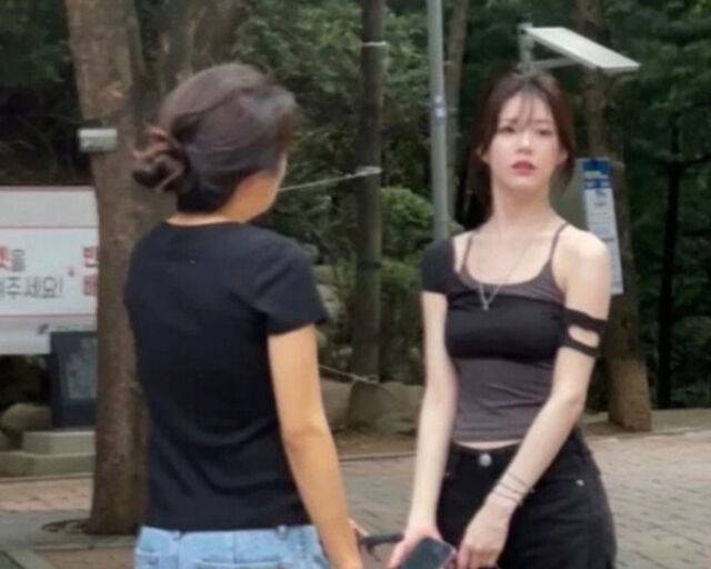 go youn-jung street photostwo-women-outdoors-daylight-casual.
