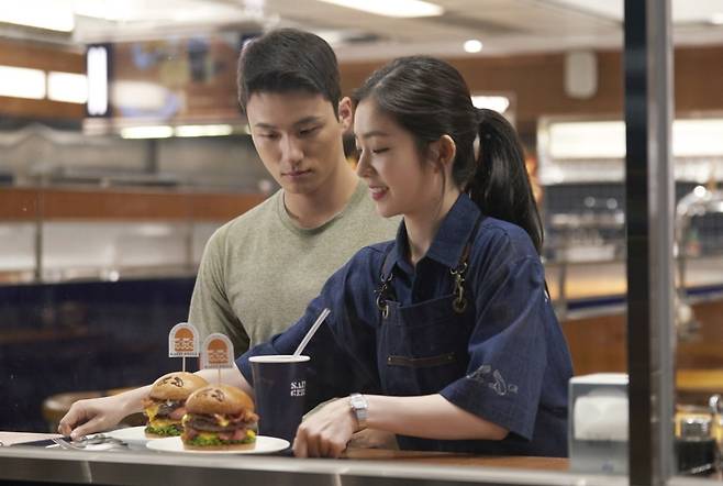 shin seung-ho bodyguard actor debutcouple-burgers-restaurant-apron.