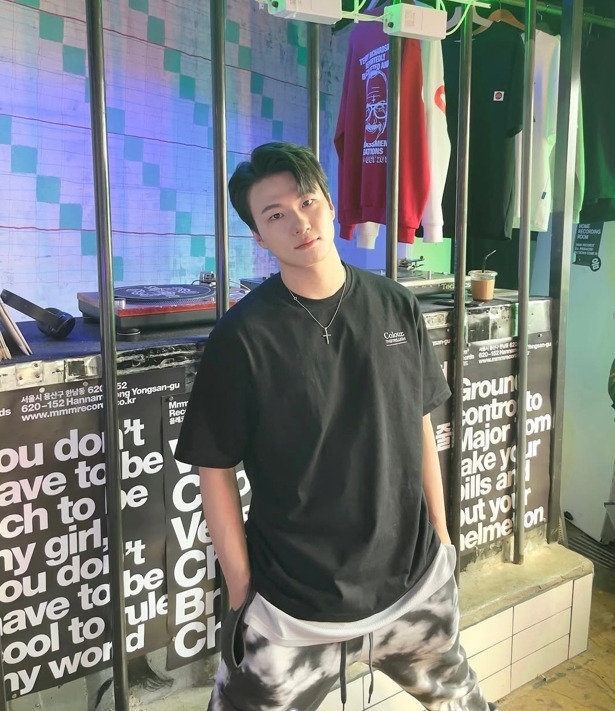 shin seung-ho bodyguard actor debutmale-casual-crossnecklace-indoors.
