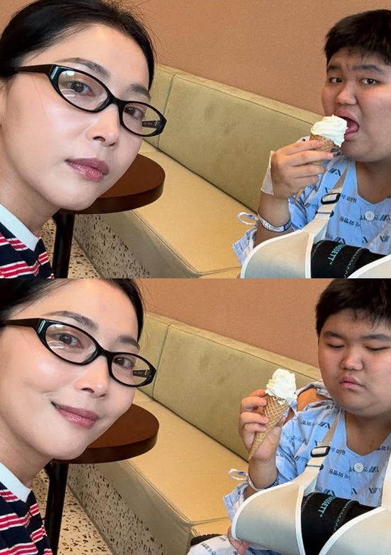Oh Yoon-ah son surgery updateselfie-icecream-hospital-armSling.