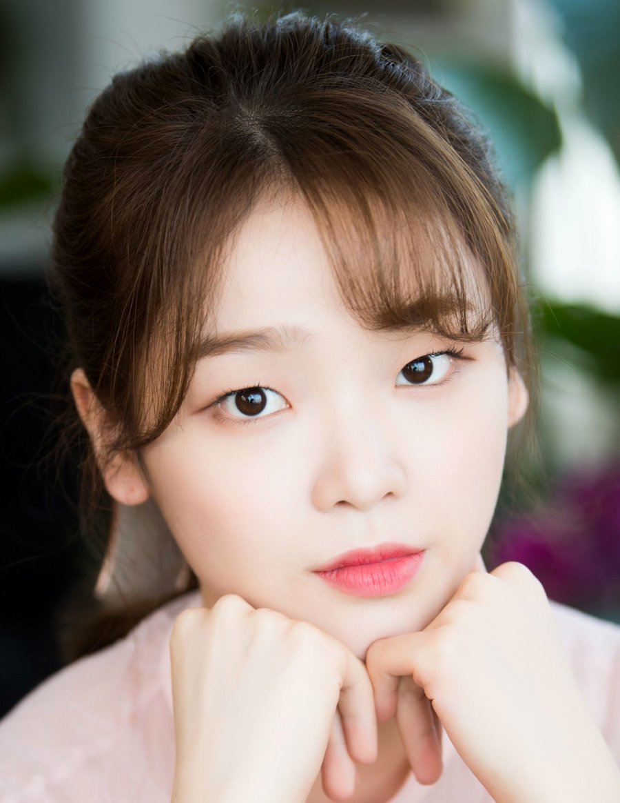 idols criticized for being too seriousportrait-woman-bangs-pinklips.