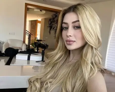 valeria márquez livestream shootingportrait-blonde' 'hair-indoors-camera.