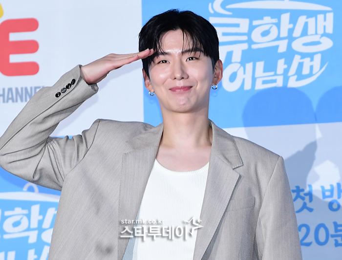 kihyun mr. eo’s food world tourman-salute-blazer-smile.