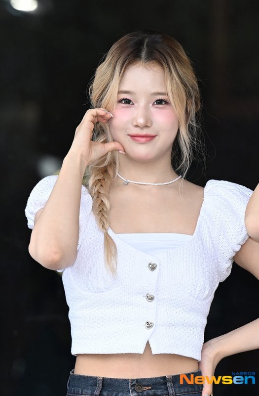 Suhye hiatus scandalwoman-braid-whiteShirt-heartButtons.