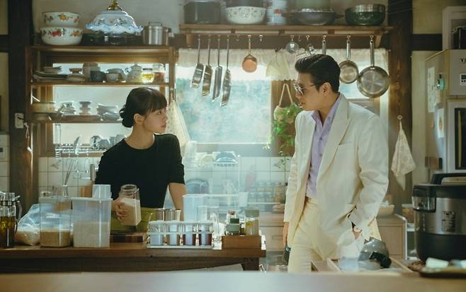 tastefully yours go min-si accentkitchen-AsianCouple-RetroStyle-Cookware.