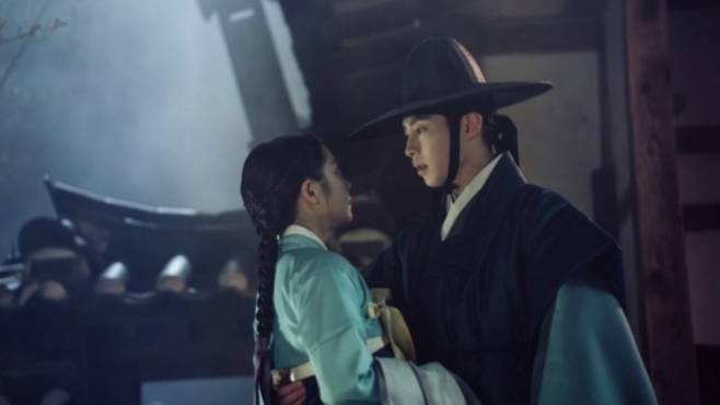 dear hongrang netflix dramaKoreanDrama-ManCarryingWoman-TraditionalClothes-Hat.