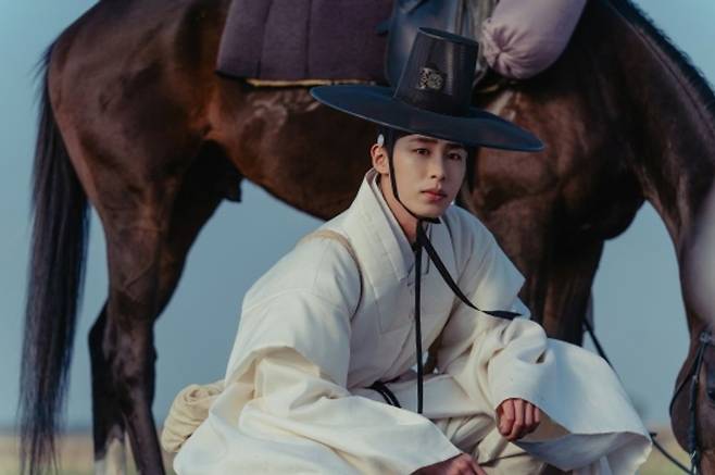 dear hongrang netflix dramaKorean-man-horse-traditionalclothing.