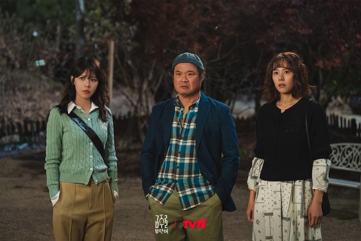 Second Shot at Love tvN dramaThree-People-Outdoor-Concerned-KoreanDrama.