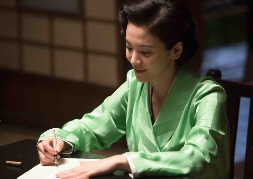 Song Hye-kyo The Crossingwoman-writing-pen-greenclothing.