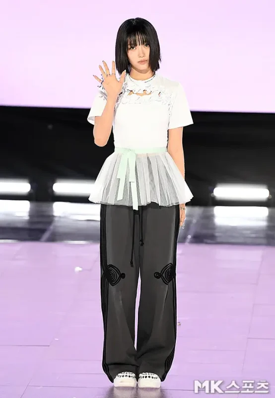 MEOVV first EP MY EYES OPEN VVIDEwoman-bangs-waving-fashion.