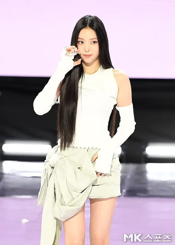MEOVV first EP MY EYES OPEN VVIDEwoman-fashion-kpop-jewelry.
