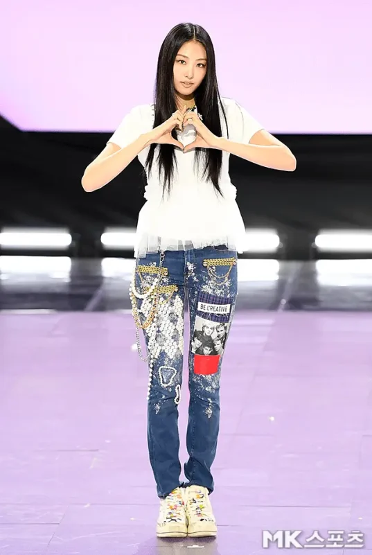 MEOVV first EP MY EYES OPEN VVIDEwoman-heart-jeans-fashion.