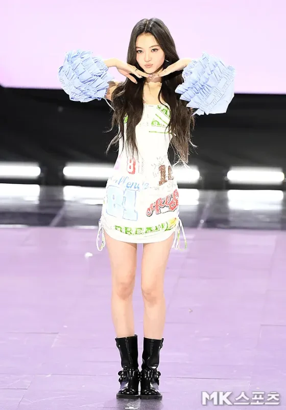 MEOVV first EP MY EYES OPEN VVIDEkpop-dress-stage-pose.