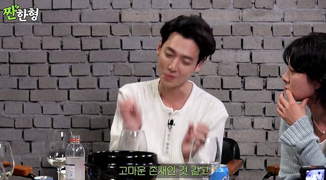 Jung Kyung-ho Sooyoung father relationshipindoor-asian-brickwall-interview.