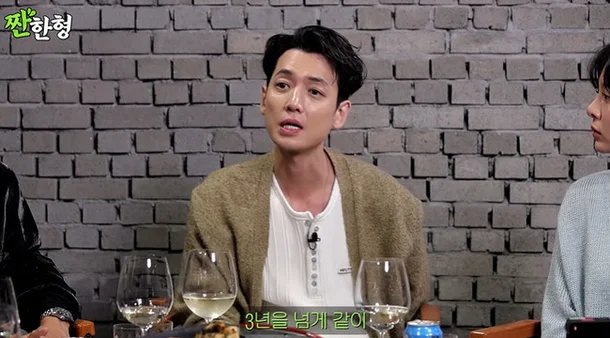 Jung Kyung-ho take a break acting Oh My Ghost Clientman-cardigan-talking-wineglass.