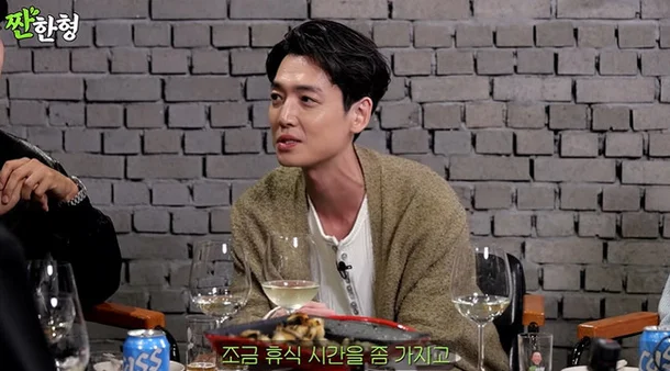 Jung Kyung-ho take a break acting Oh My Ghost Clientman-drinking-socializing-indoor-korean-entertainment.