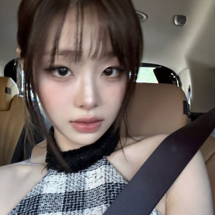 Viral Post on Ex-LOONA's Chuu Shakes Up Idol Beauty Standards