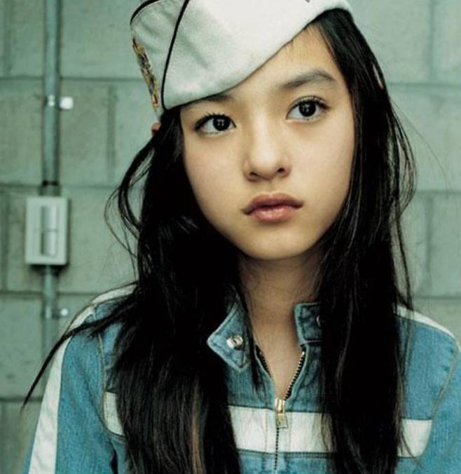 Kim Yoon-hye jaw surgery transformationyoung-woman-portrait-black-hair-hat.