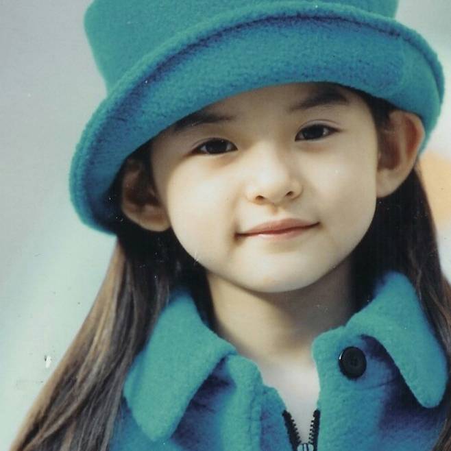 Kim Yoon-hye jaw surgery transformationyoung-girl-blue-hat-smiling-portrait.