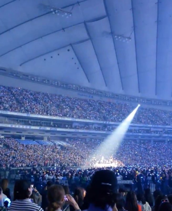 G-Dragon sold out Tokyo Dome 2025concert-crowd-stadium-spotlight.