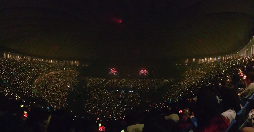 G-Dragon sold out Tokyo Dome 2025concert-crowd-lightsticks-arena-performance.