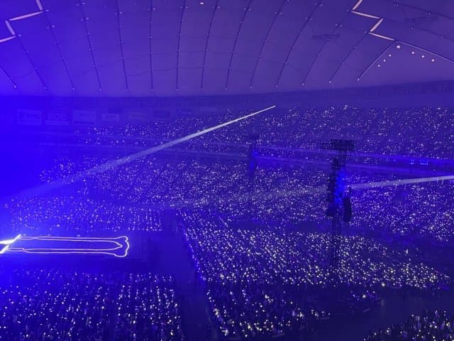 G-Dragon sold out Tokyo Dome 2025concert-crowd-lights-arena-blue.