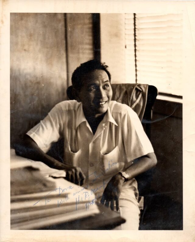 KATSEYE Sophia family backgroundportrait-man-desk-signature-1981.