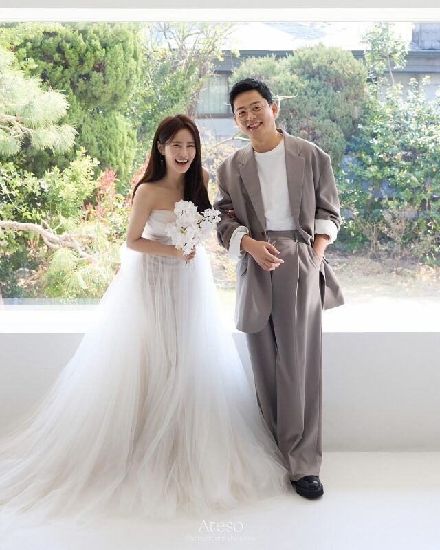 Kim Ji-min Kim Jun-ho wedding photoswedding-couple-suit-dress-bouquet.