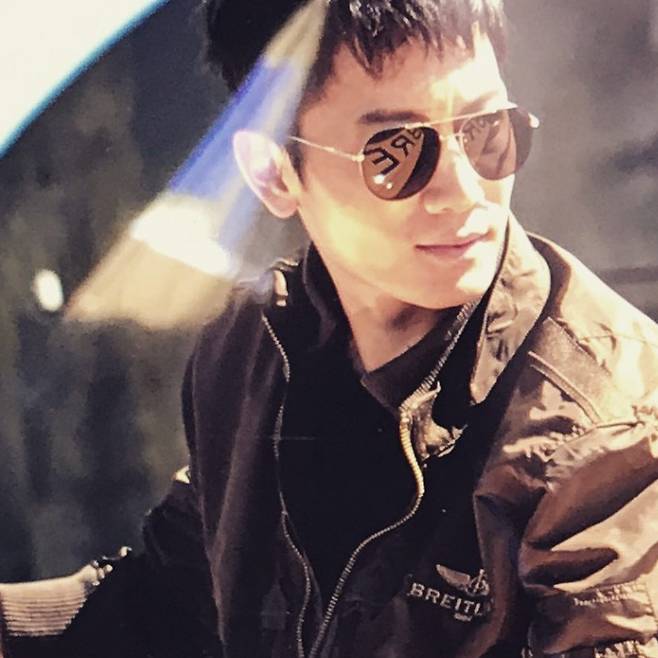 Ji Sung success storyman-sunglasses-jacket-breitling.