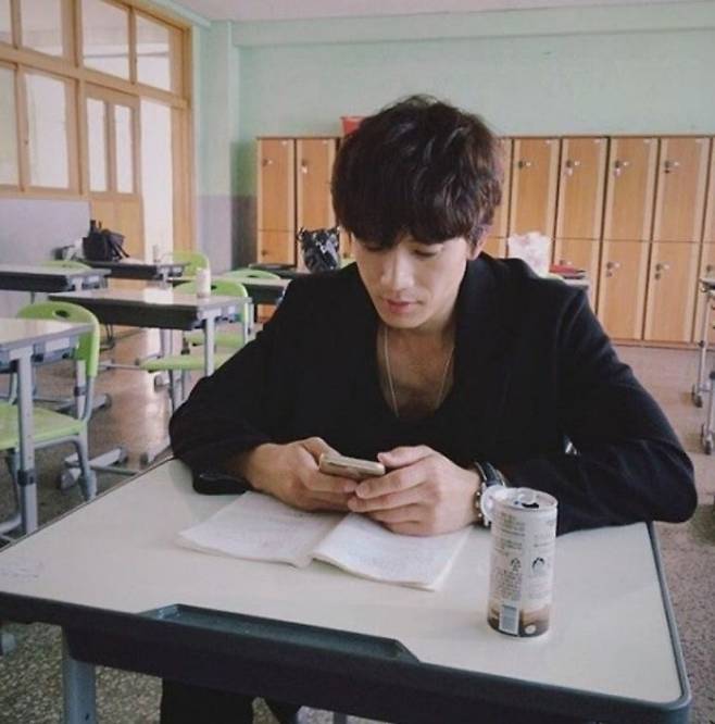 Ji Sung success storyman-classroom-phone-student.