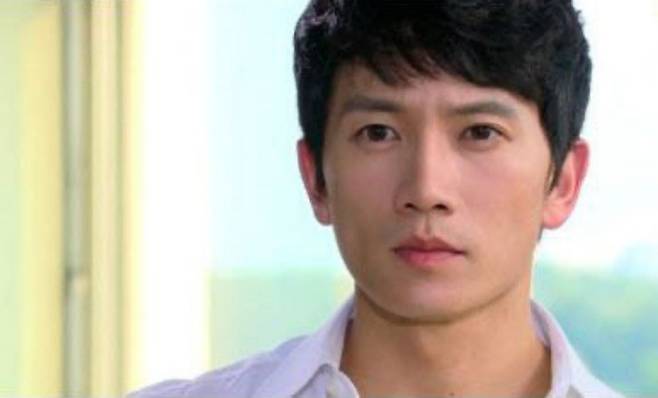 Ji Sung success storyman-portrait-asian-shortHair-whiteShirt.