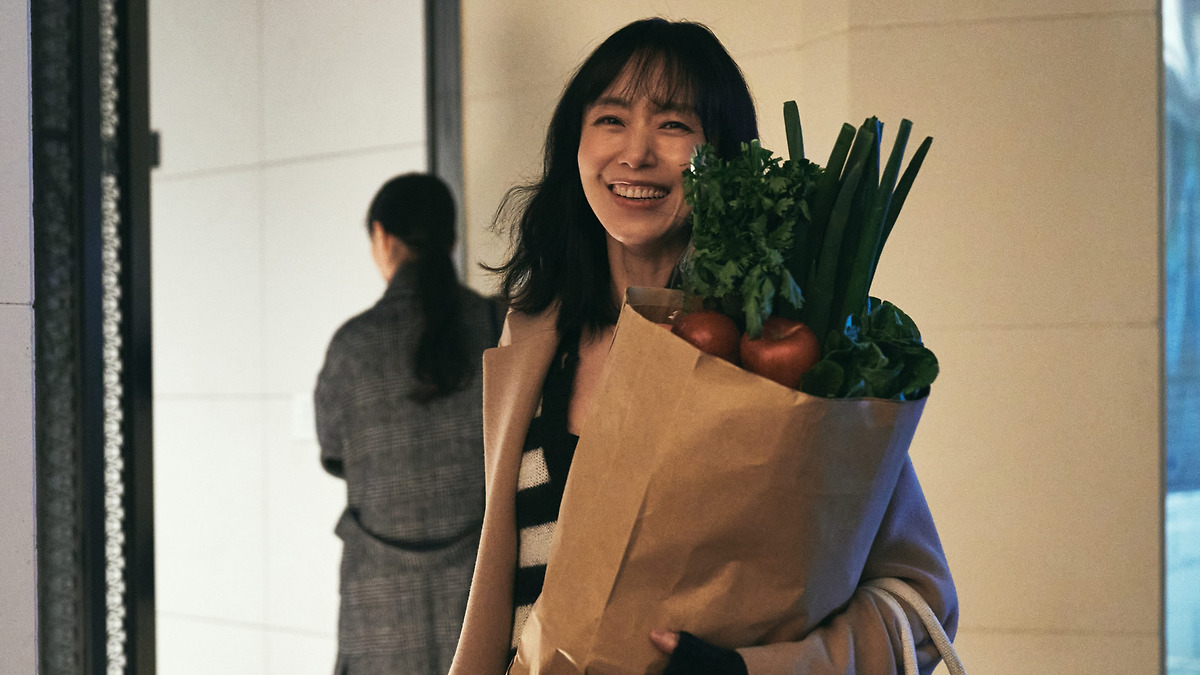 Korean films about motherswoman-grocery-bag-smiling-apartment.