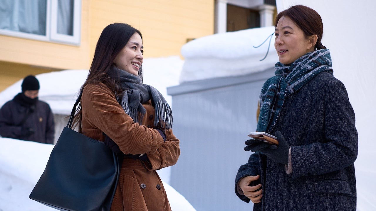 Korean films about motherstwo-women-winter-conversation-scarf.