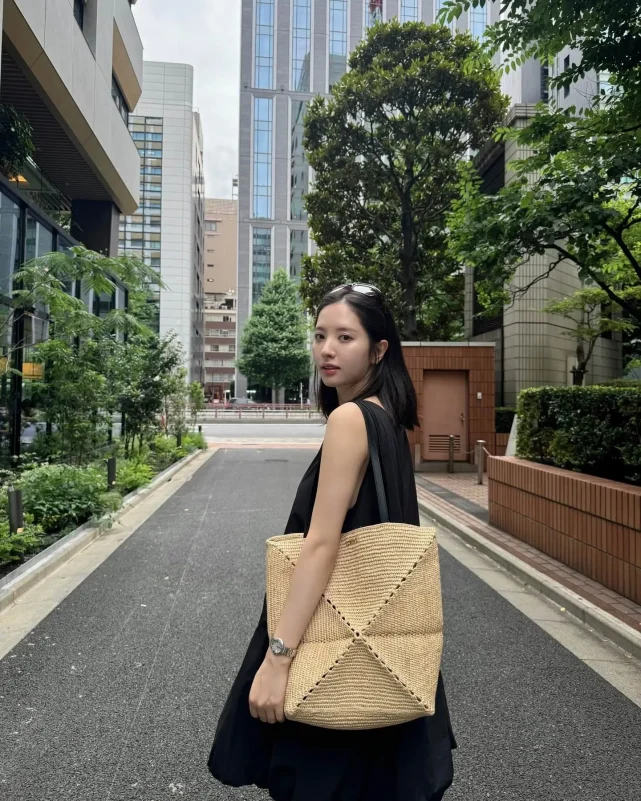 Kim Ji-yeon Go Youn-jung beauty stylewoman-street-style-strawbag-tokyo.