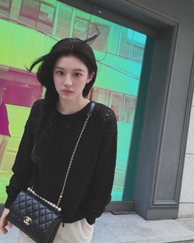 Kim Ji-yeon Go Youn-jung beauty stylewoman-black-sweater-chanel-bag.