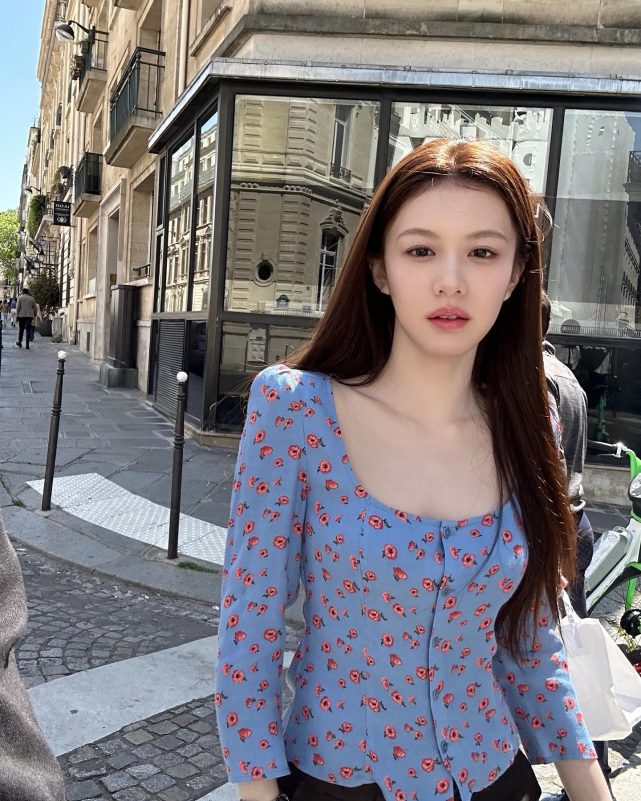 Kim Ji-yeon Go Youn-jung beauty stylewoman-floral-dress-paris.